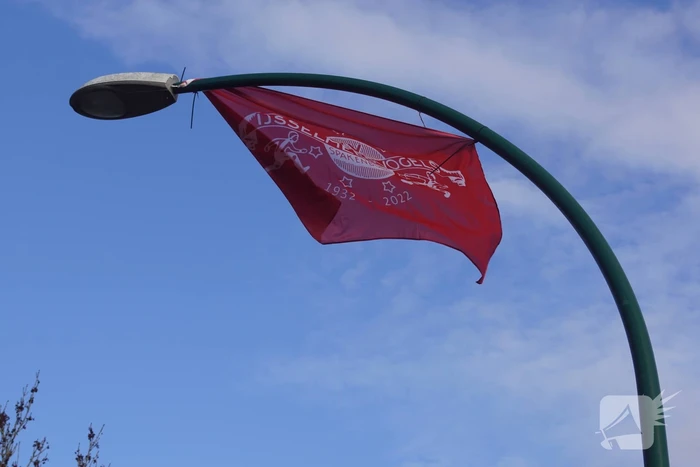 Vlaggen van IJsselmeervogels opgehangen