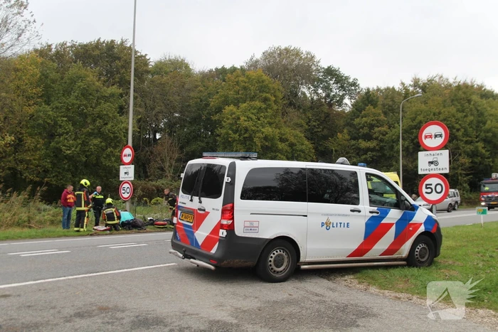 Motorrijder klapt achterop auto