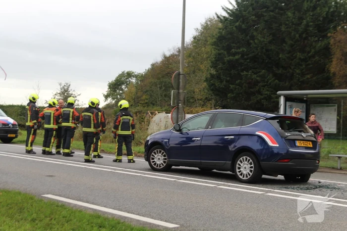 Motorrijder klapt achterop auto