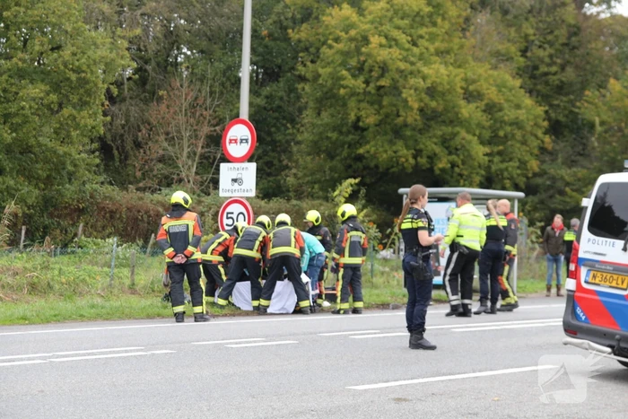 Motorrijder klapt achterop auto