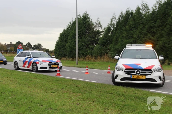 Motorrijder klapt achterop auto