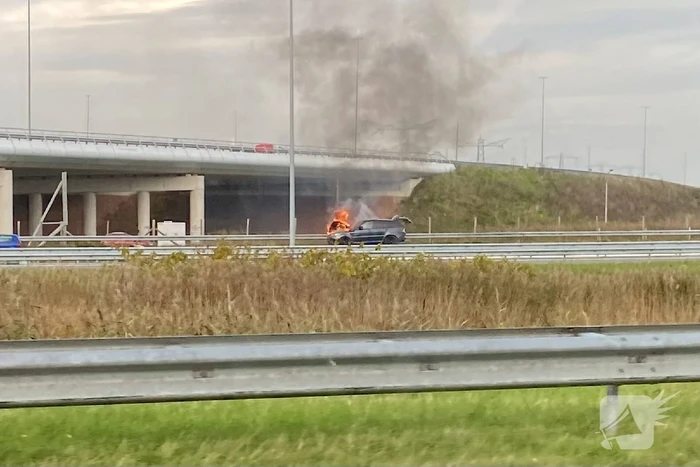 Auto in lichterlaaie op snelweg