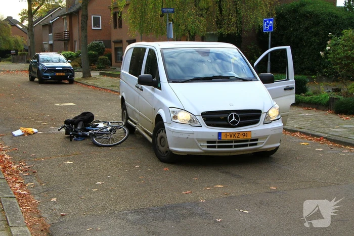 Fietser aangereden door pakketbezorger
