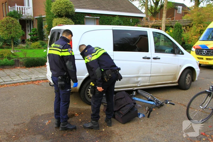 Fietser aangereden door pakketbezorger