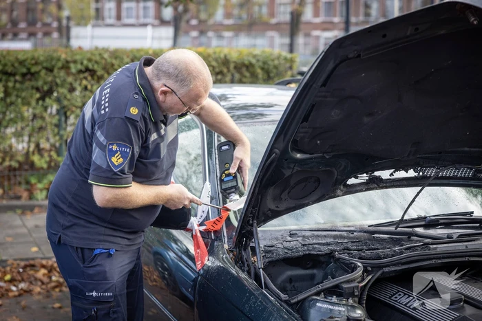 Politie doet onderzoek naar autobrand