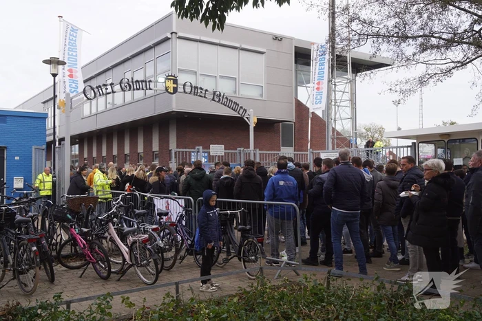 Veel supporters bij voetbalderby