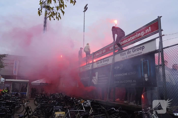 Veel supporters bij voetbalderby