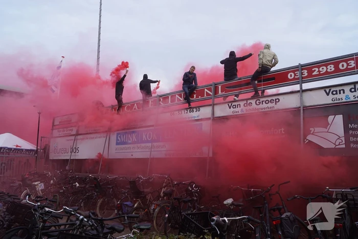 Veel supporters bij voetbalderby