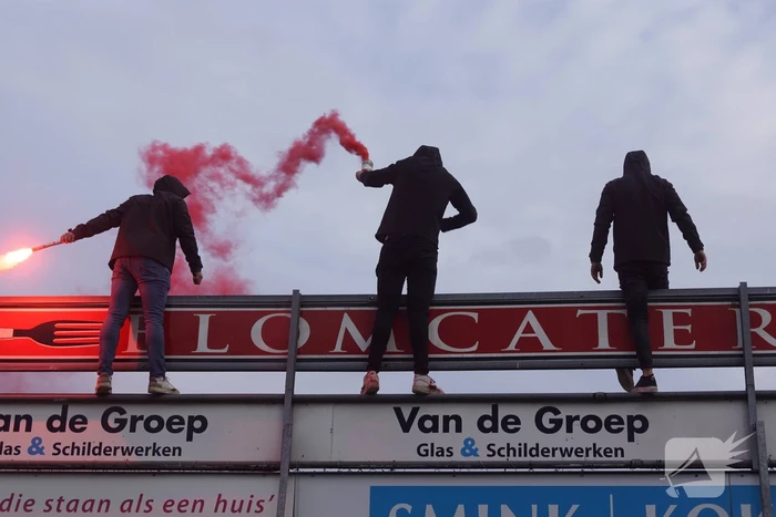 Veel supporters bij voetbalderby