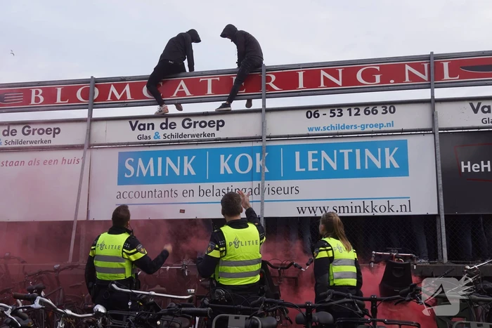 Veel supporters bij voetbalderby