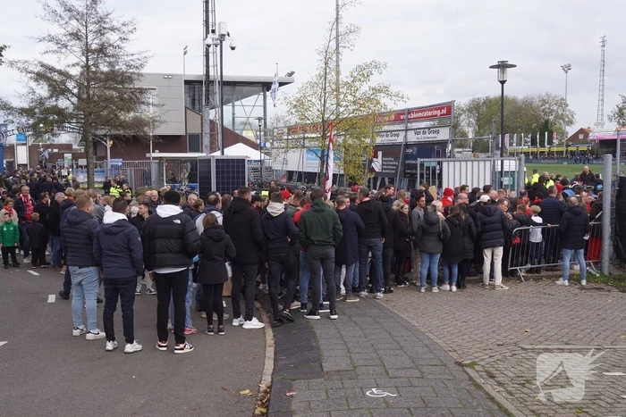 Veel supporters bij voetbalderby