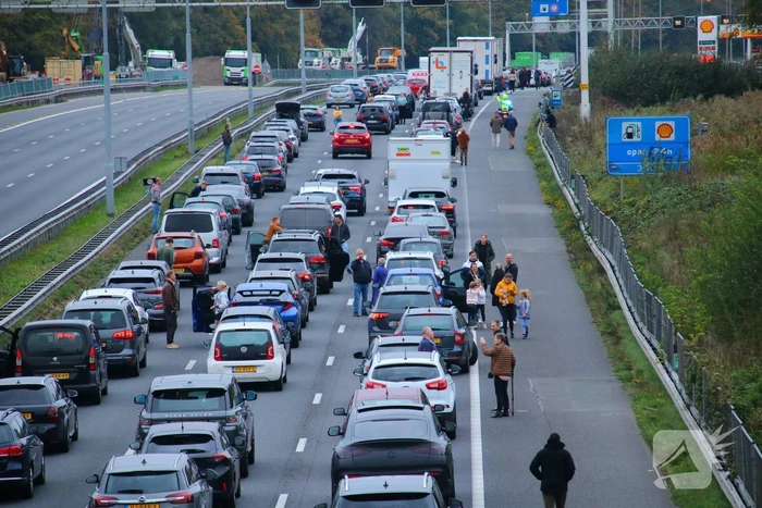 Flinke file na storing Schipholbrug