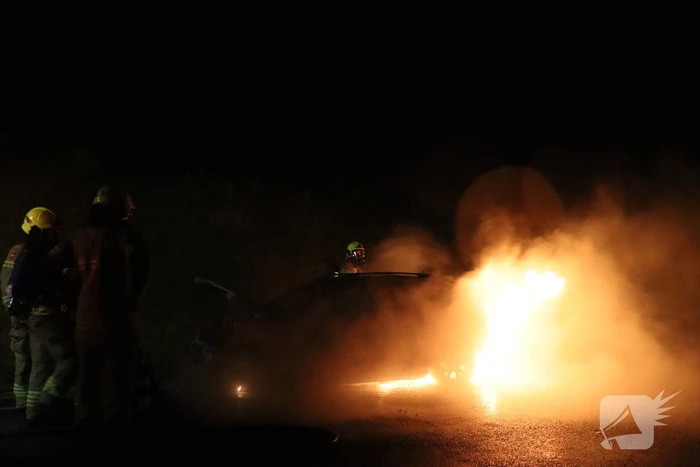 Personenauto vliegt in brand tijdens rijden