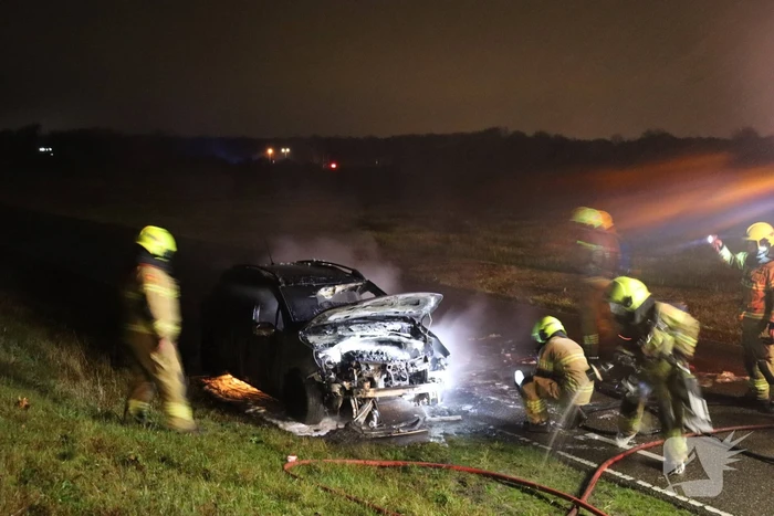 Personenauto vliegt in brand tijdens rijden