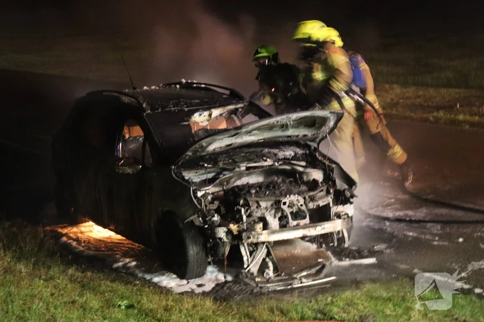 Personenauto vliegt in brand tijdens rijden