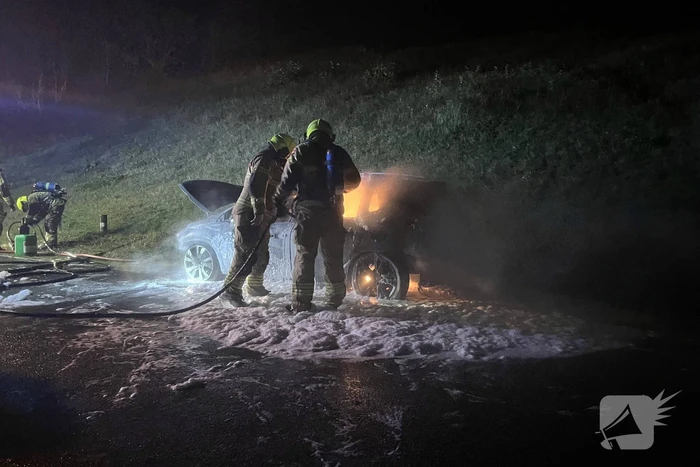 Personenauto vliegt in brand tijdens rijden