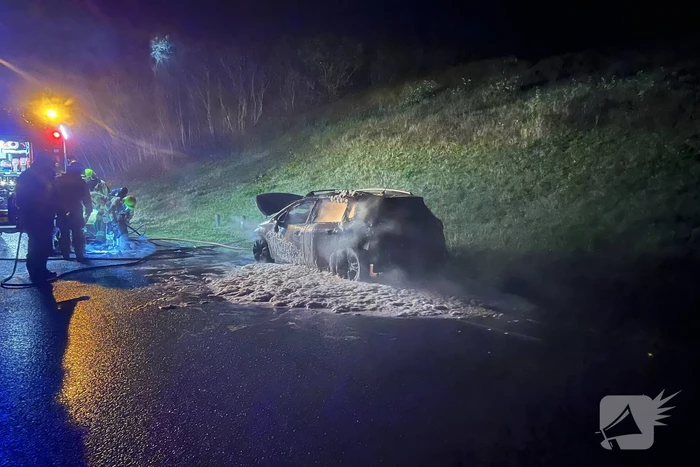 Personenauto vliegt in brand tijdens rijden