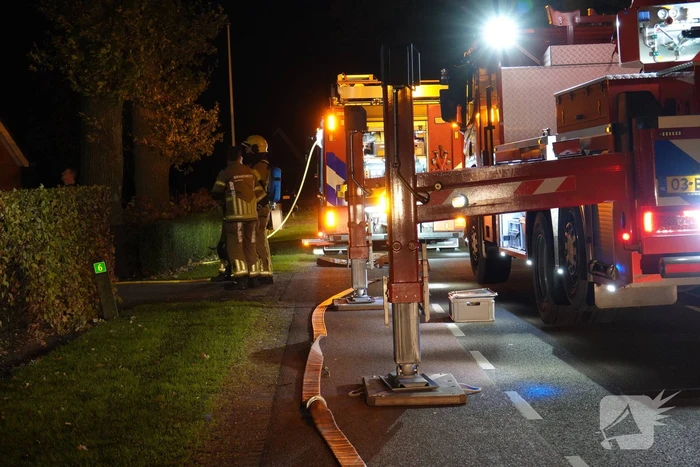 Brandweer blust brand in schoorsteen