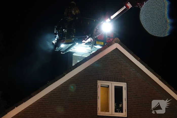 Brandweer blust brand in schoorsteen