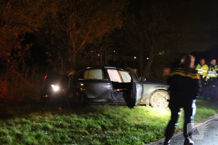 Gewonde en zware beschadiging na rammen boom