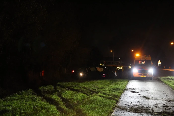 Gewonde en zware beschadiging na rammen boom