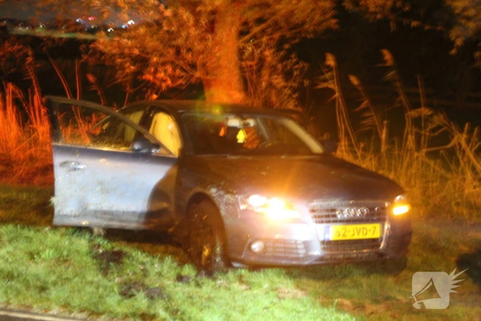 Gewonde en zware beschadiging na rammen boom