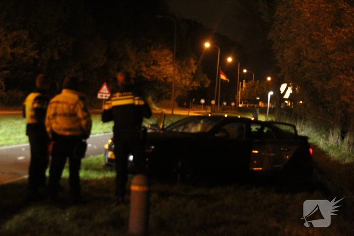 Gewonde en zware beschadiging na rammen boom