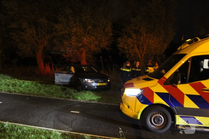 Gewonde en zware beschadiging na rammen boom