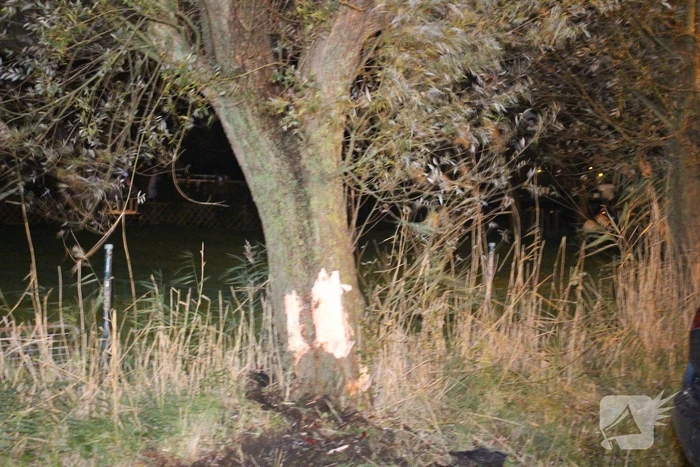 Gewonde en zware beschadiging na rammen boom