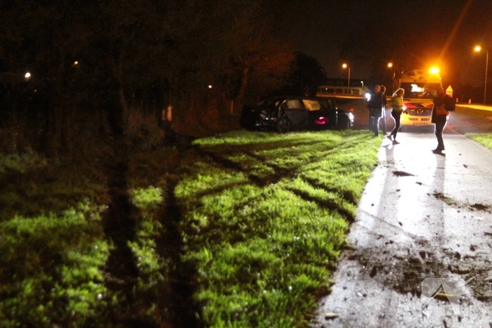 Gewonde en zware beschadiging na rammen boom
