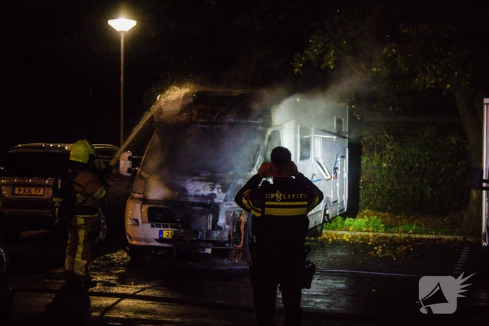 Brand verwoest geparkeerde camper