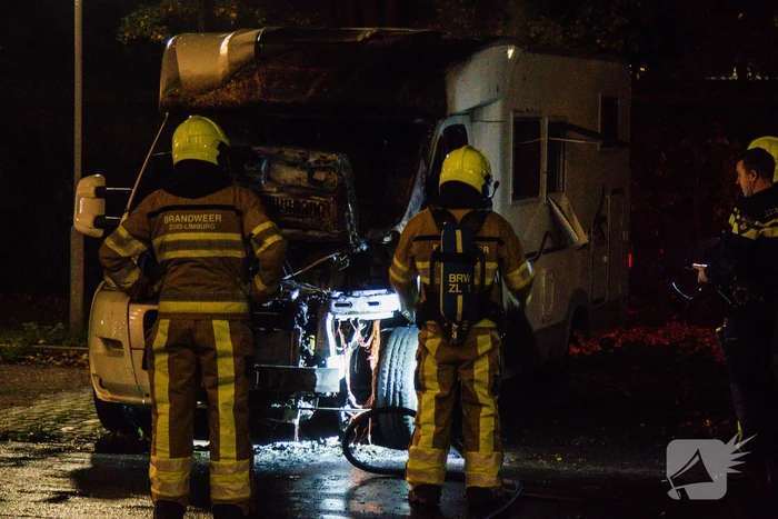 Brand verwoest geparkeerde camper