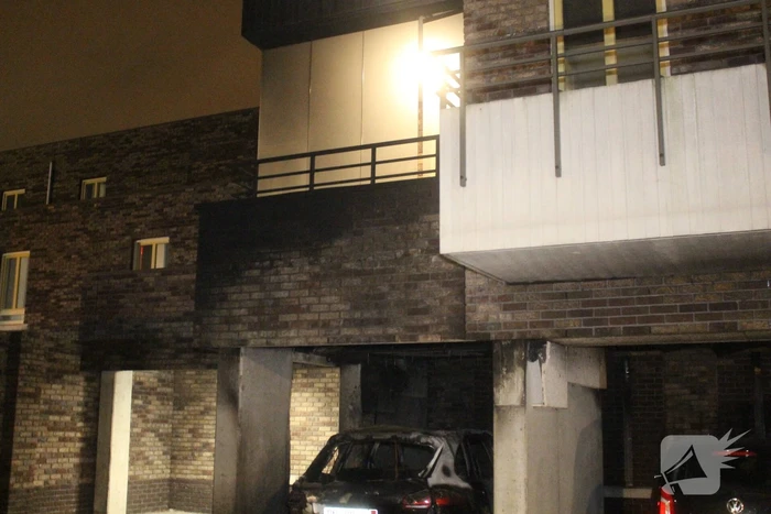 Diverse woningen ontruimd na autobrand