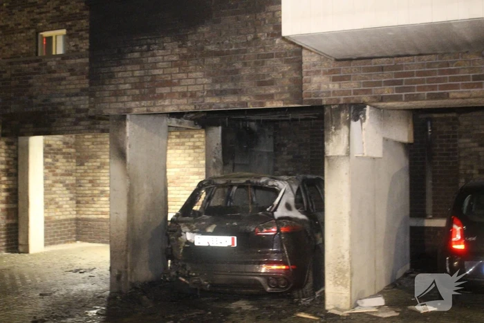 Diverse woningen ontruimd na autobrand
