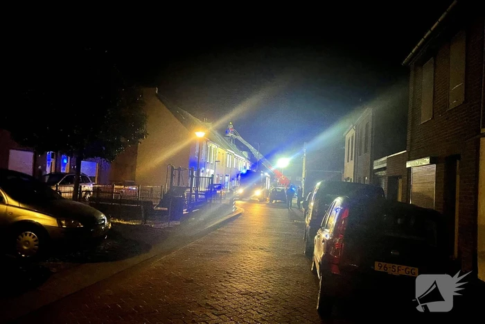 Schoorsteenbrand slaat over naar dak