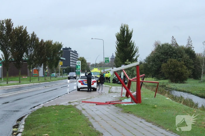 Automobilist ramt bushokje en boom