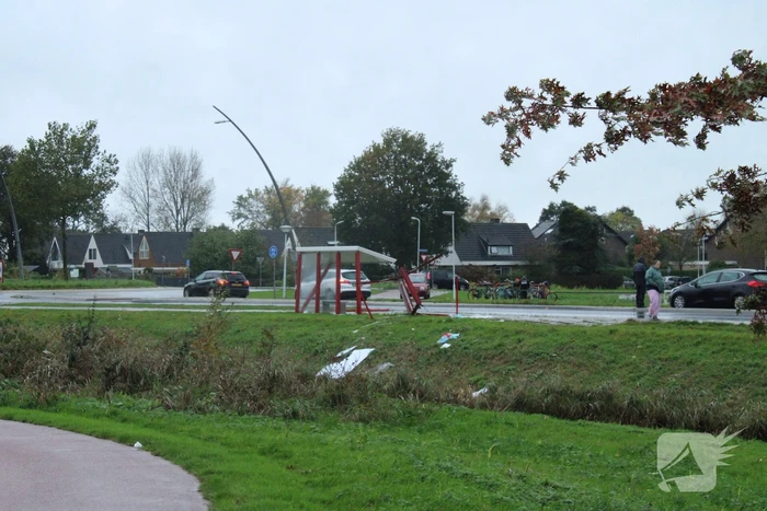 Automobilist ramt bushokje en boom