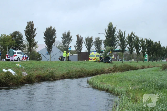 Automobilist ramt bushokje en boom