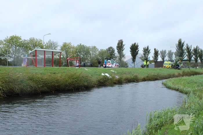 Automobilist ramt bushokje en boom