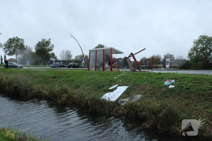 Automobilist ramt bushokje en boom