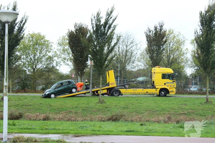 Automobilist ramt bushokje en boom