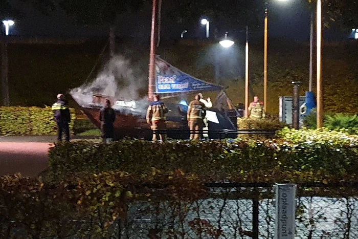 Houten boot zwaar beschadigd door brand