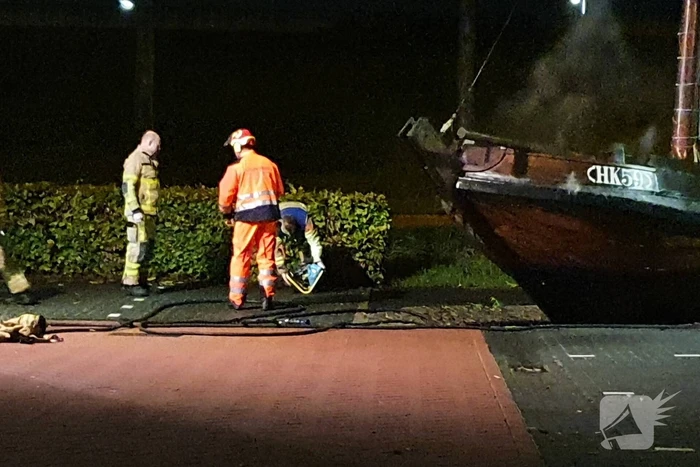 Houten boot zwaar beschadigd door brand