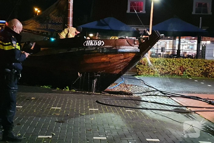 Houten boot zwaar beschadigd door brand