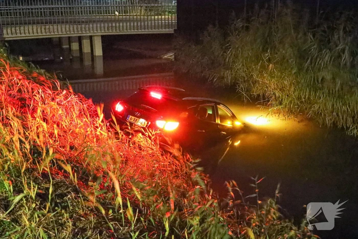 Handrem vergeten; auto rolt het water in