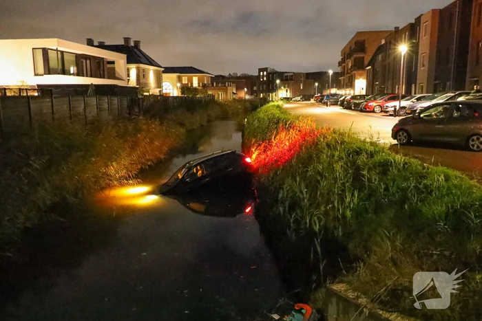 Handrem vergeten; auto rolt het water in