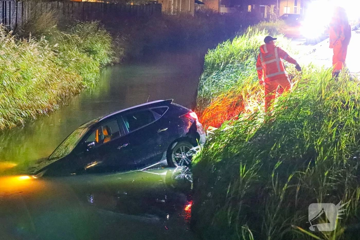 Handrem vergeten; auto rolt het water in