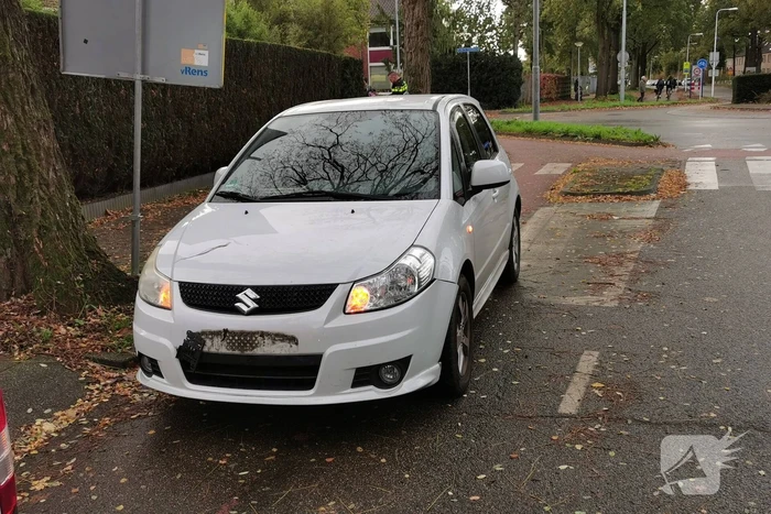 Automobilist rijdt fietser aan op rotonde