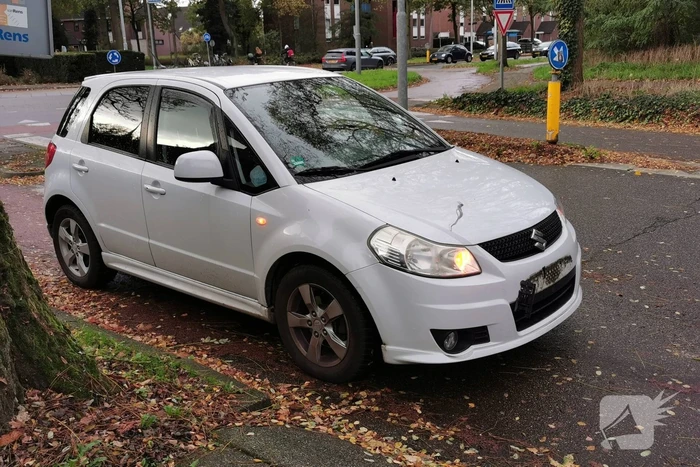 Automobilist rijdt fietser aan op rotonde