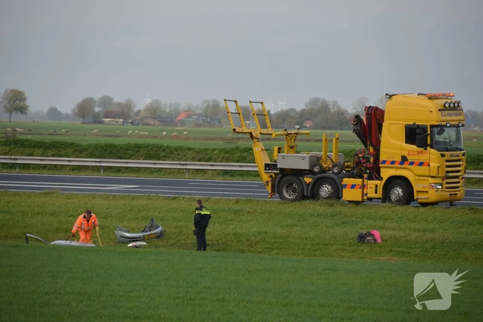 Automobilist vliegt van de snelweg belandt is sloot